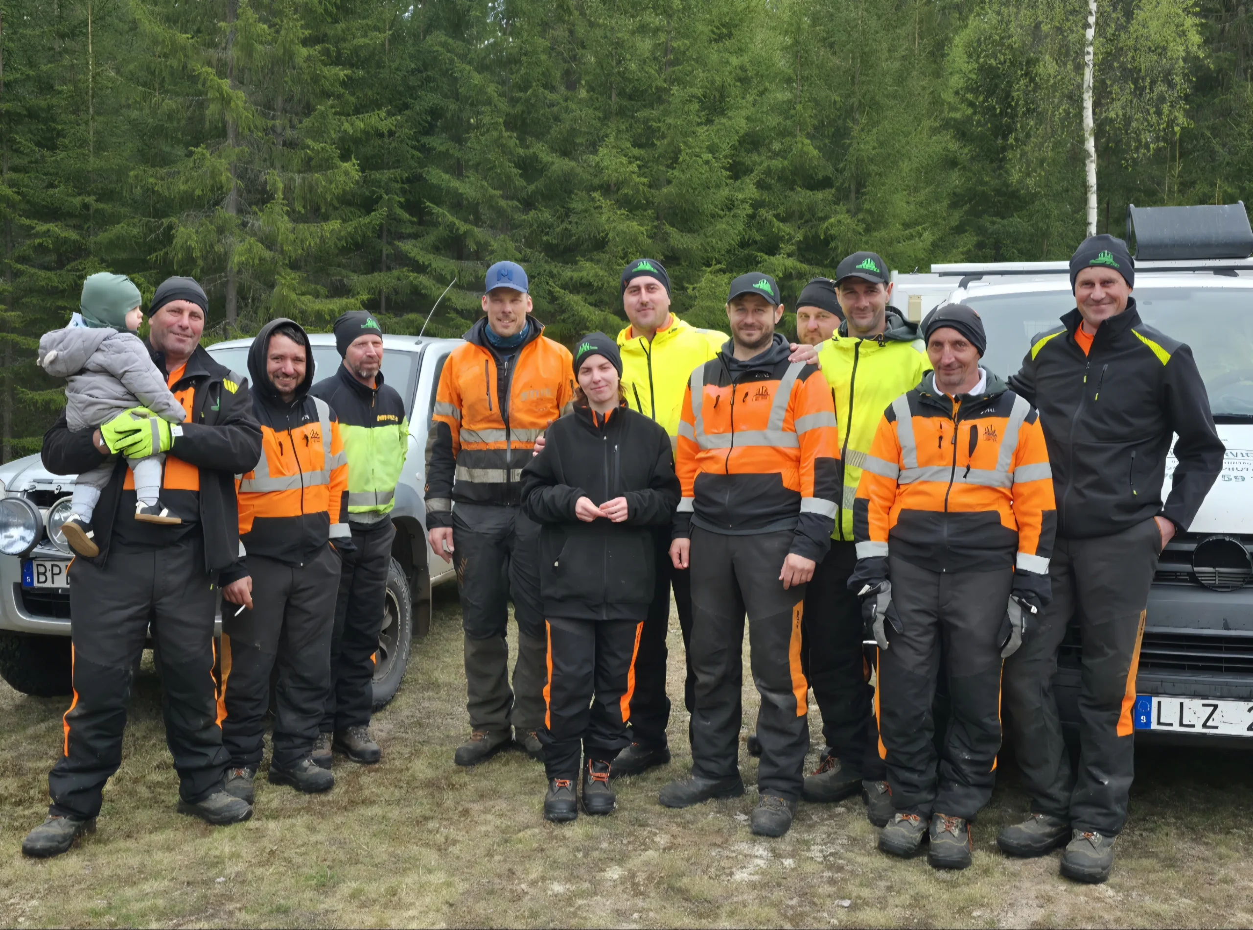 Team för trädfällning i Värmlands län i skyddsutrustning